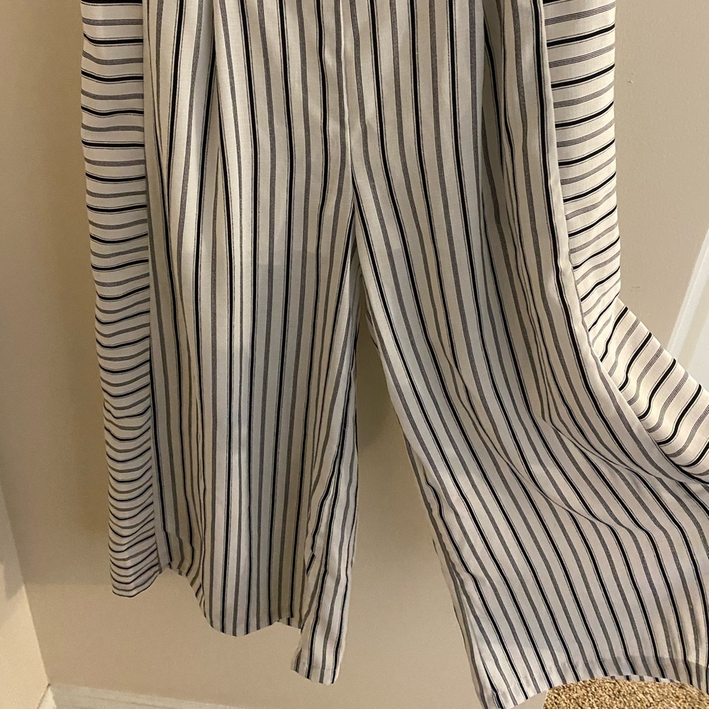 Black and white stripped cropped pants